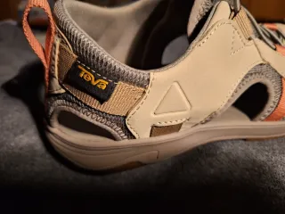 Sandalias Teva beige y naranja