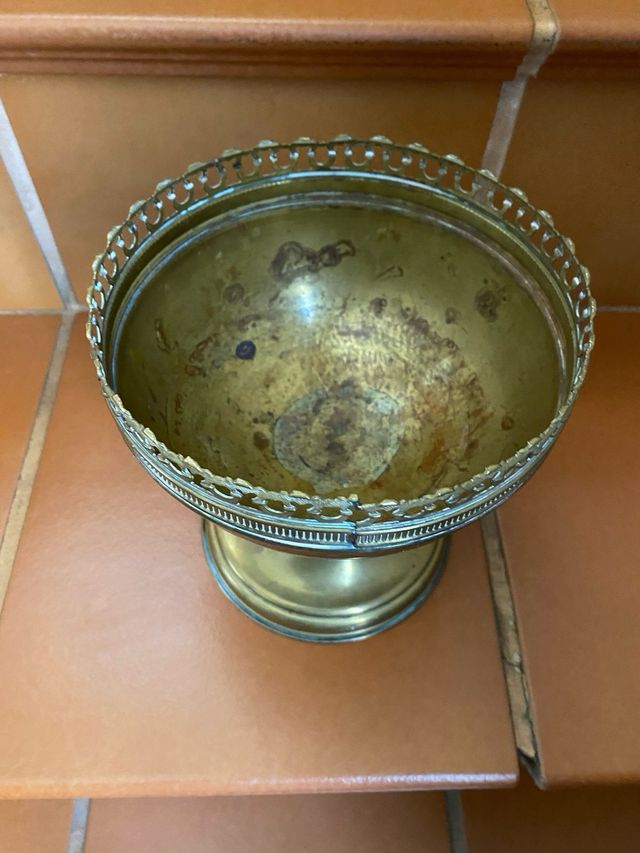 Frutero de latón con borde decorado