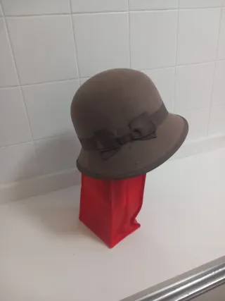 Sombrero marrón con lazo