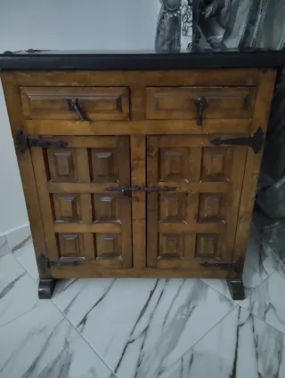 Mueble de madera con detalles metálicos