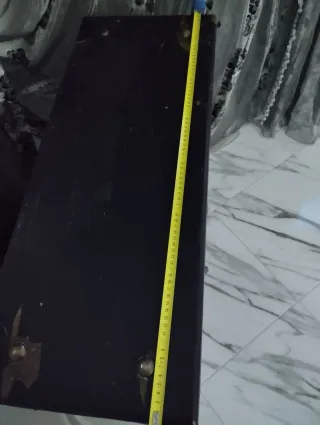 Mueble de madera con detalles metálicos