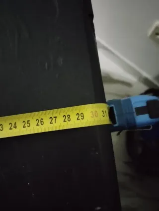 Mueble de madera con detalles metálicos