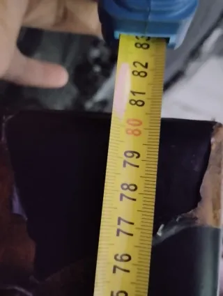 Mueble de madera con detalles metálicos