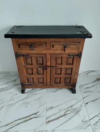 Mueble de madera con detalles metálicos