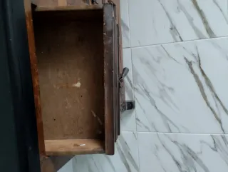 Mueble de madera con detalles metálicos