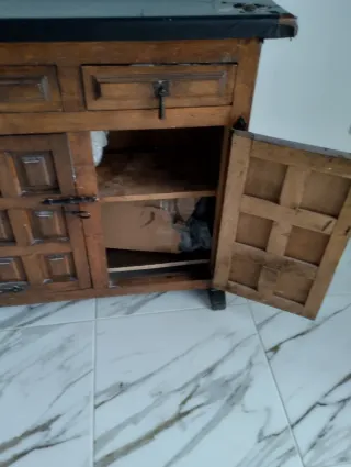 Mueble de madera con detalles metálicos