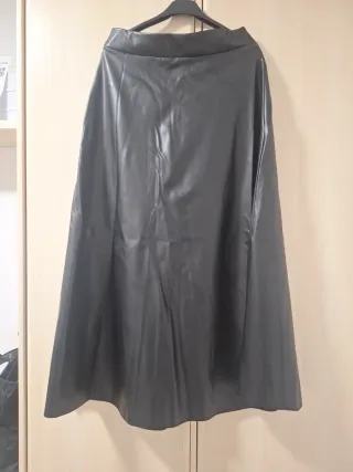 Falda negra efecto polipiel.