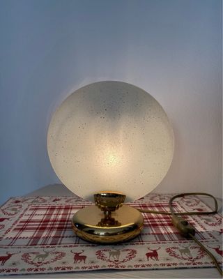 Lampada da tavolo in metallo e vetro satinato.