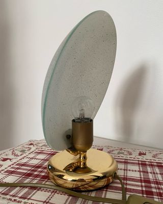 Lampada da tavolo in metallo e vetro satinato.