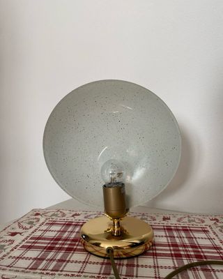 Lampada da tavolo in metallo e vetro satinato.