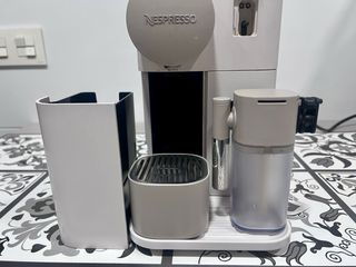 Cafetera Nespresso DeLonghi Lattissima One