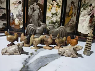 Figuras de gallinas y animales de piedra