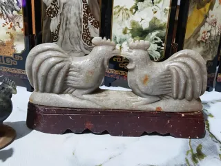 Figuras de gallinas y animales de piedra