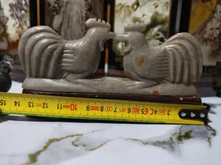 Figuras de gallinas y animales de piedra