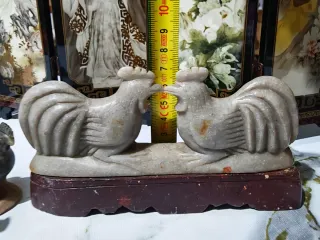 Figuras de gallinas y animales de piedra