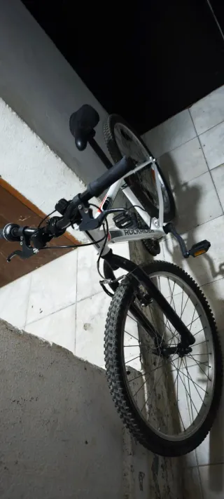 Bicicleta Rockrider blanca poco uso