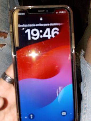 iPhone 11 Pro Max con caricatore e custodia