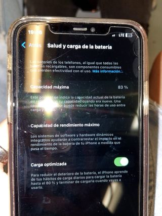 iPhone 11 Pro Max con caricatore e custodia