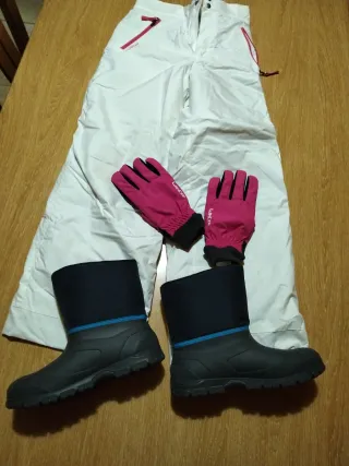 Pantalón, botas y guantes para la nieve