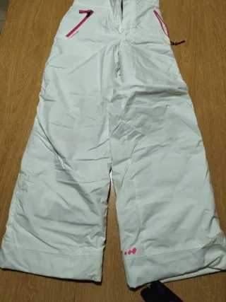 Pantalón, botas y guantes para la nieve