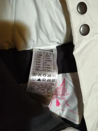 Pantalón, botas y guantes para la nieve