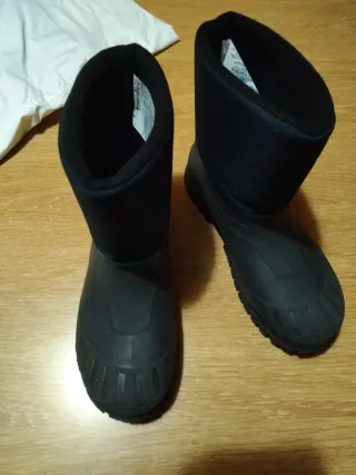 Pantalón, botas y guantes para la nieve