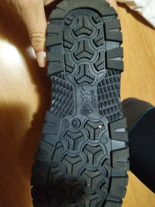 Pantalón, botas y guantes para la nieve