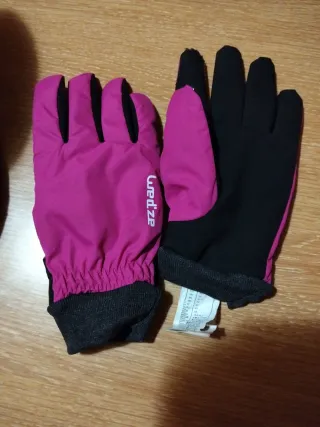 Pantalón, botas y guantes para la nieve