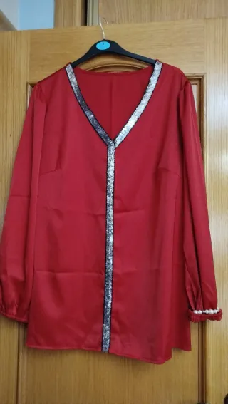 Blusa de raso roja con detalles plateados,