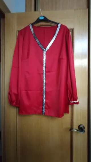 Blusa de raso roja con detalles plateados,