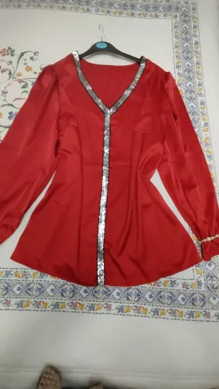 Blusa de raso roja con detalles plateados,