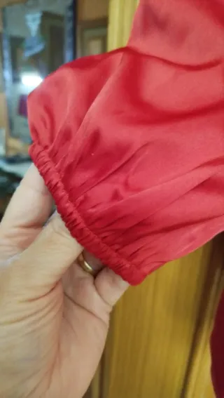 Blusa de raso roja con detalles plateados,