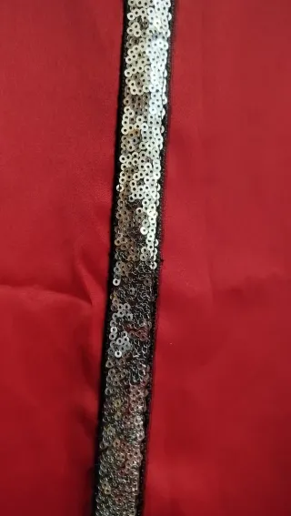 Blusa de raso roja con detalles plateados,