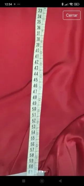 Blusa de raso roja con detalles plateados,