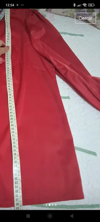 Blusa de raso roja con detalles plateados,