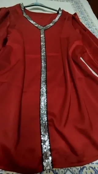 Blusa de raso roja con detalles plateados,