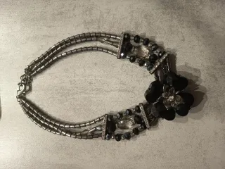 Collar de flor negro y plateado