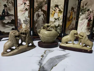 Figuras de leones y tetera de piedra