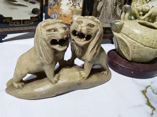 Figuras de leones y tetera de piedra