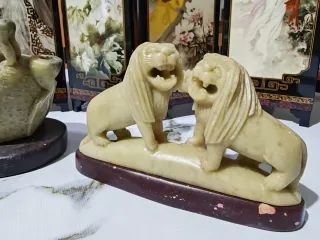 Figuras de leones y tetera de piedra