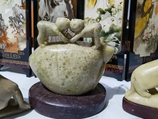 Figuras de leones y tetera de piedra