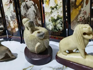 Figuras de leones y tetera de piedra
