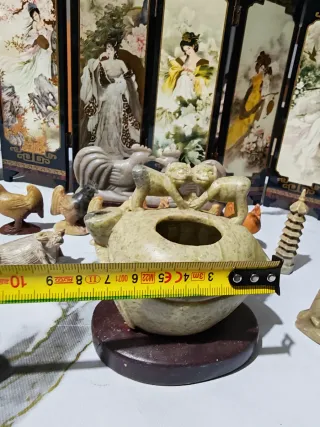 Figuras de leones y tetera de piedra