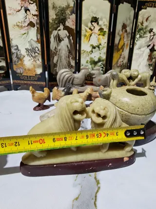 Figuras de leones y tetera de piedra