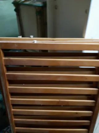 Cuna de bebé de madera con colchón