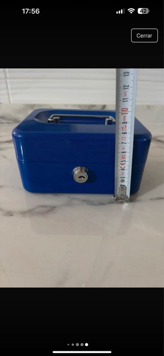 Caja fuerte metálica azul con llave