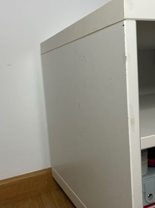 Mesita de noche blanca