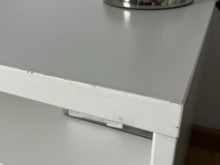 Mesita de noche blanca