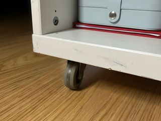 Mesita de noche blanca