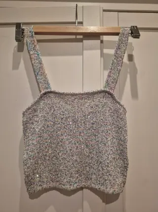 Top corto plateado con lentejuelas diminutivas